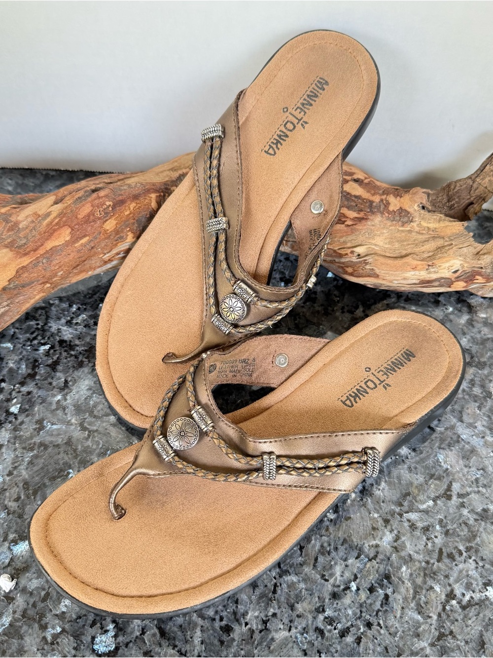 Minnetonka Silverthorne 360 Caramel Bronze/Brown Thong Leather Sandals Size 8